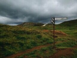 Hiking signage showing the way to Hveragerdi